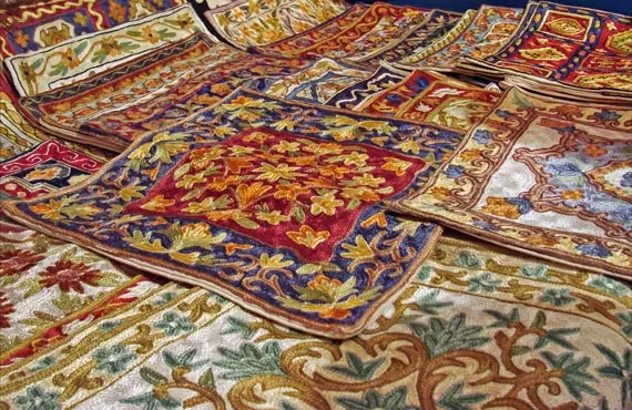 Tapis colorés artisanaux en Ouzbékistan