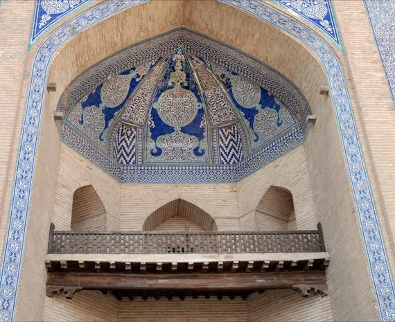 Alcove décorée de mosaiques bleues sur la façade d'une medersa en Ouzbékistan