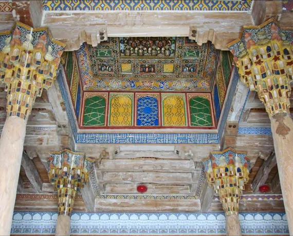 Mosquée au plafond en bois et mosaiques en Ouzbékistan