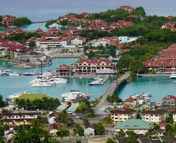 Ville en bord de mer aux Seychelles