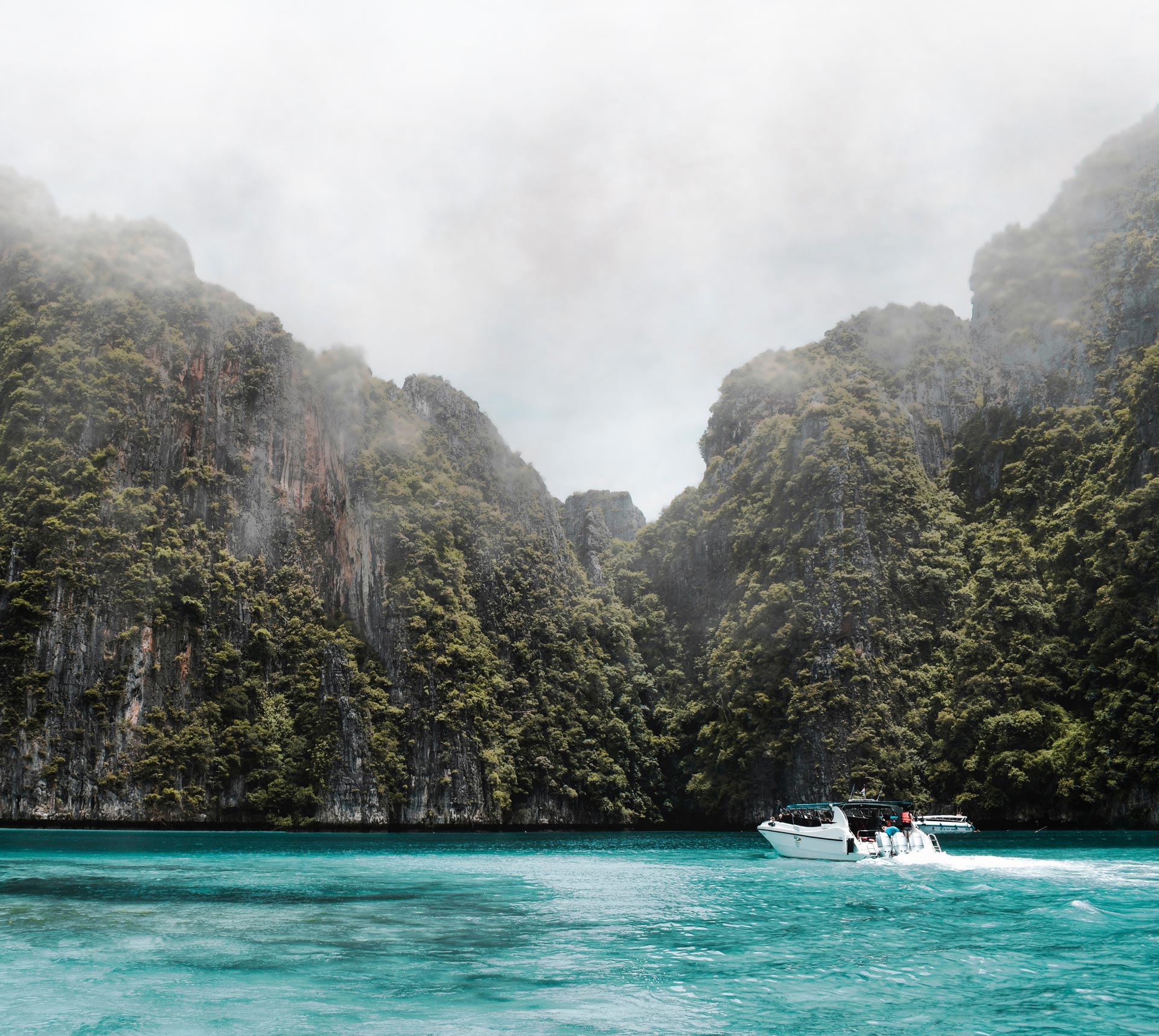 Brume sur Krabi, mer et falaises