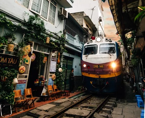 Train dans une rue d'Hanoi au Vietnam
