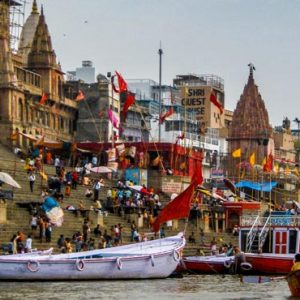 Batiments typiques au bord du fleuve et bateaux colorés à Varanasi en Inde du Nord