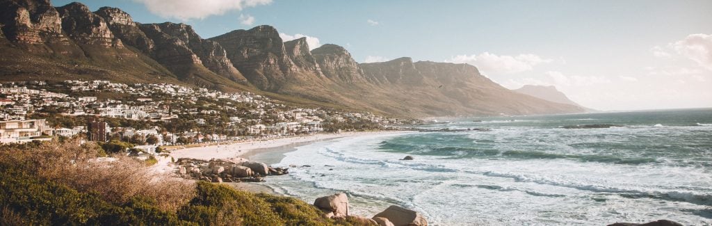 plage bordée de montagnes à Cape Town Le Cap, Afrique du Sud