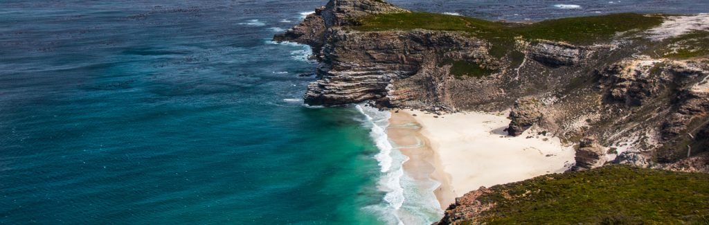 plage bordée de montagnes à Cape Town Le Cap, Afrique du Sud