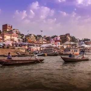 Barques sur le Gange à Varanasi en Uttar Pradesh en Inde du nord