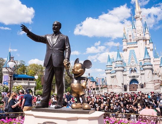 Statue de Walt Disney au parc à Orlando