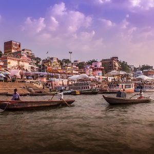 Barques sur le Gange à Varanasi en Uttar Pradesh en Inde du nord