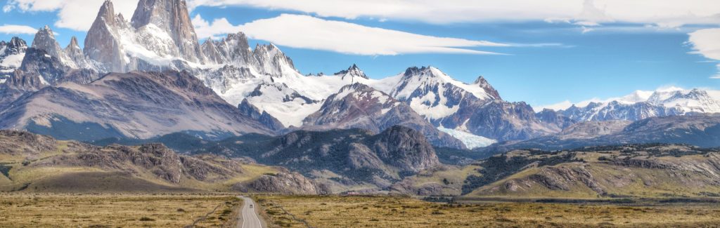 montagnes enneigées, route et vallées en Patagonie, Argentine