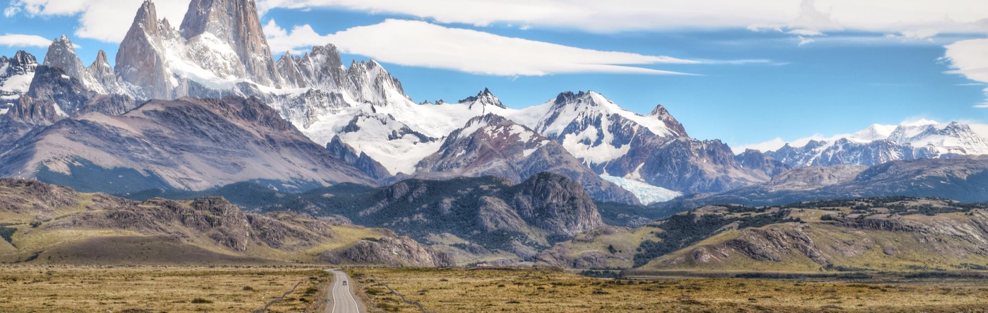 montagnes enneigées, route et vallées en Patagonie, Argentine