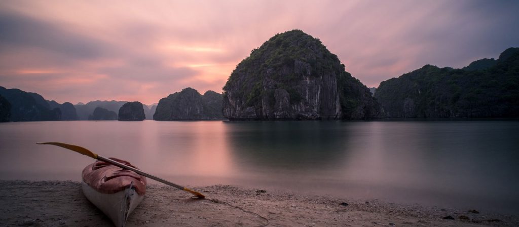 baie bordé de montagnes bateau kayak, Lan Ha, Laos