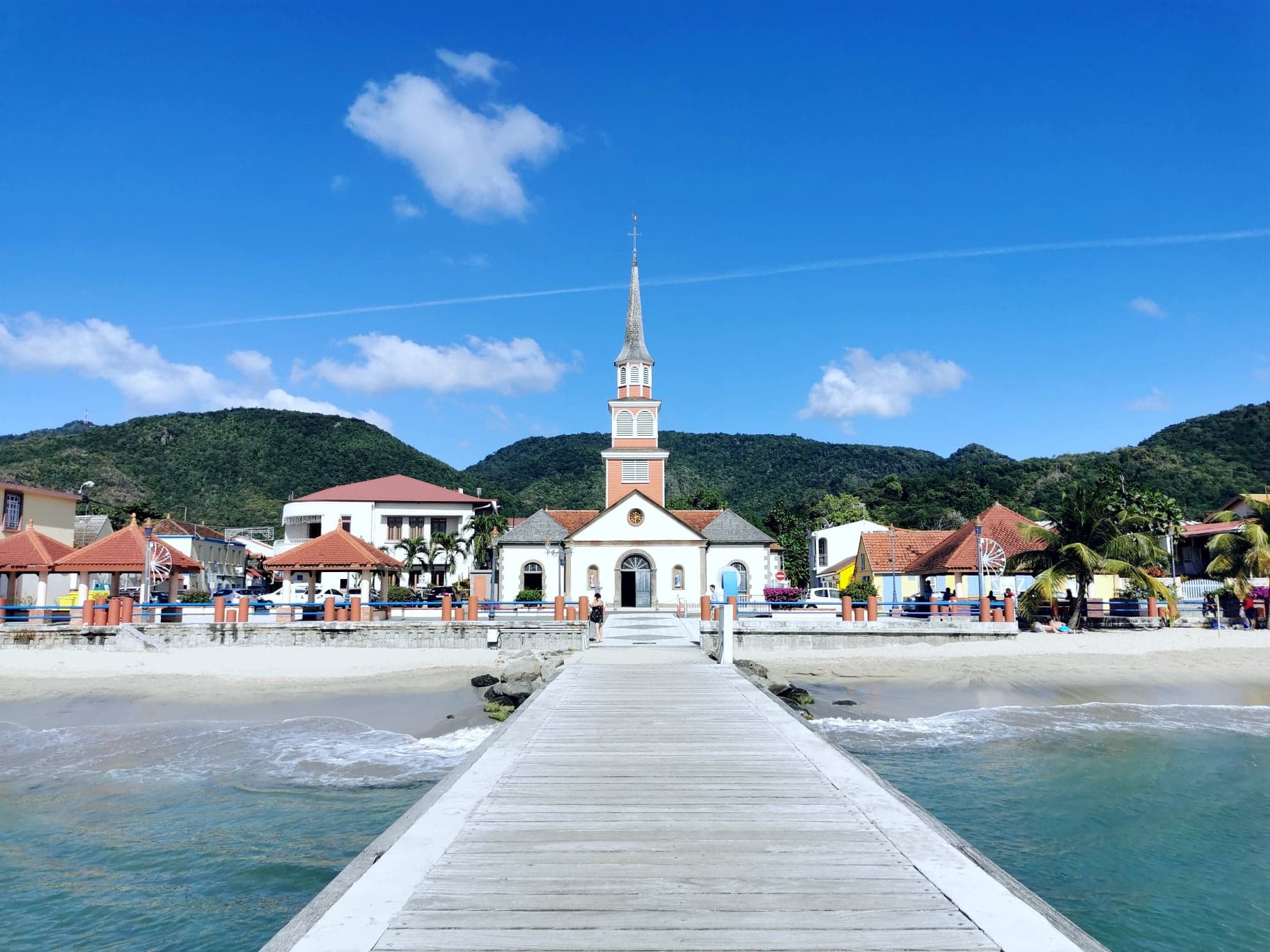 vue d'une plage depuis le ponton qui mène à une église, Anse d'Arlet, Martinique