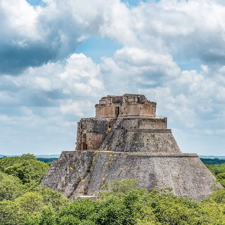 Pyramide du Devin, site maya classé UNESCO monument emblématique au cœur de la jungle, Uxmal, dans le Yucatán au Mexique.