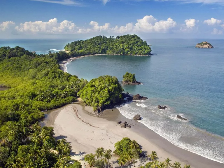Plage de sable blanc et végétation luxuriante du parc national Manuel Antonio au Costa Rica