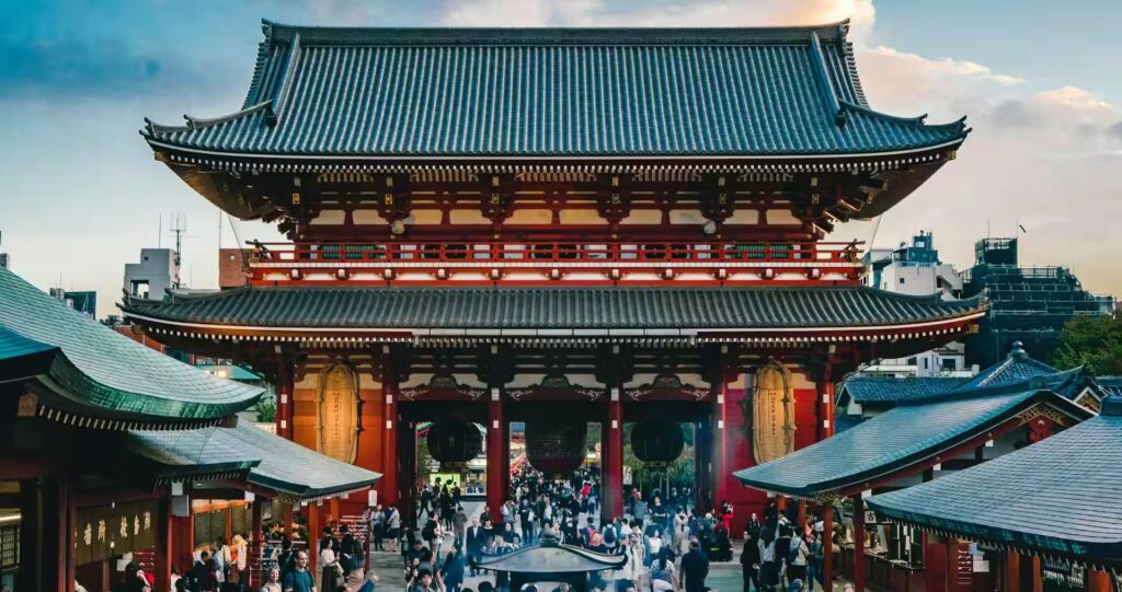 Temple d'Asakusa en gros plan, des personnes sont devant pour le visiter Asakusa, Japon