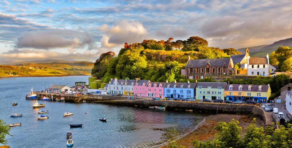 Village aux façades colorées d'un petit port sur l'ïle de Skye, Portree, Ecosse