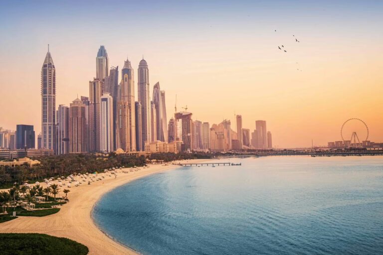 grattes ciel modernes sur la côte face à la mer, Abu Dhabi