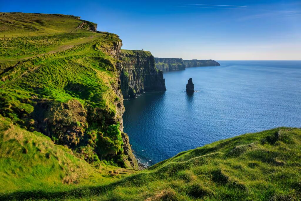 paysage des falaises de Moher couvertes de verdure, à pic sur l'océan, dans le comté de Clare, Irlande