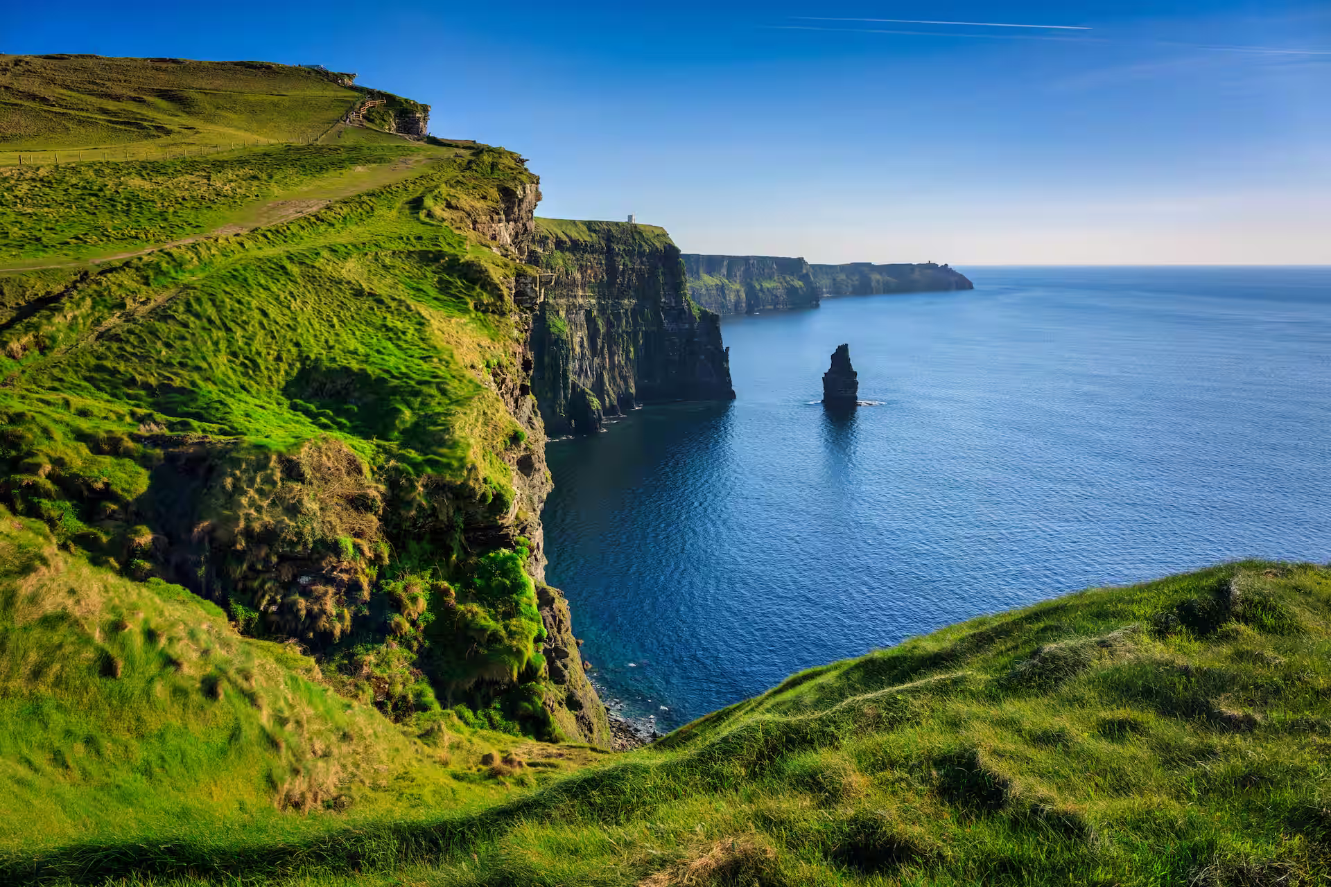 paysage des falaises de Moher couvertes de verdure, à pic sur l'océan, dans le comté de Clare, Irlande