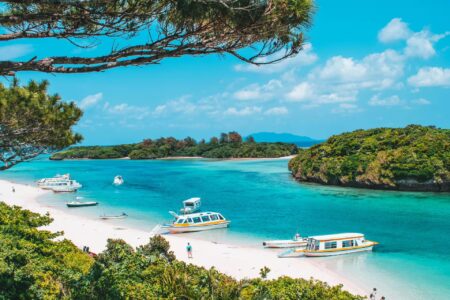 plage aux eaux turquoises et végétation île tropicale d'okinawa Japon