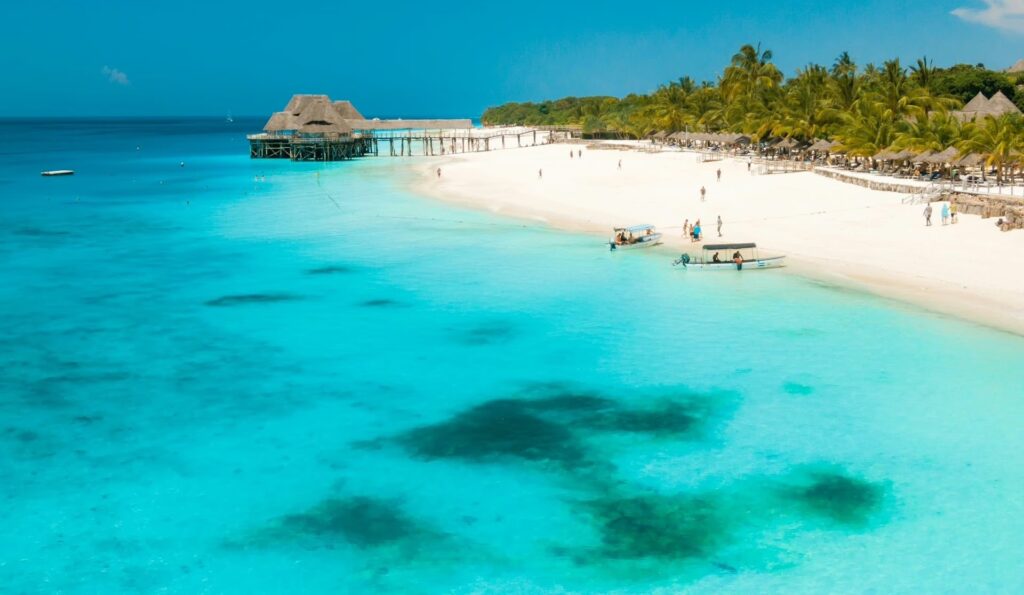 vue du ciel d'une plage à Zanzibar, eau turquoise et plage de sable blanc végétation, Tanzanie