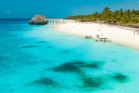 vue du ciel d'une plage à Zanzibar, eau turquoise et plage de sable blanc végétation, Tanzanie