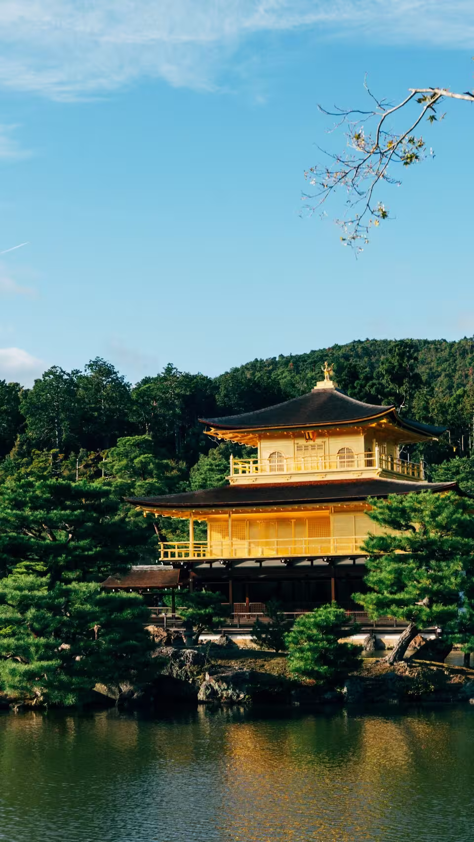 temple kinkaku-ji au bord de l'eau, Hakone, Japon
