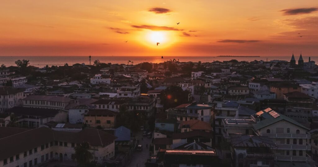 Ruelles pavées et façades au coucher de soleil Stone Town, Zanzibar