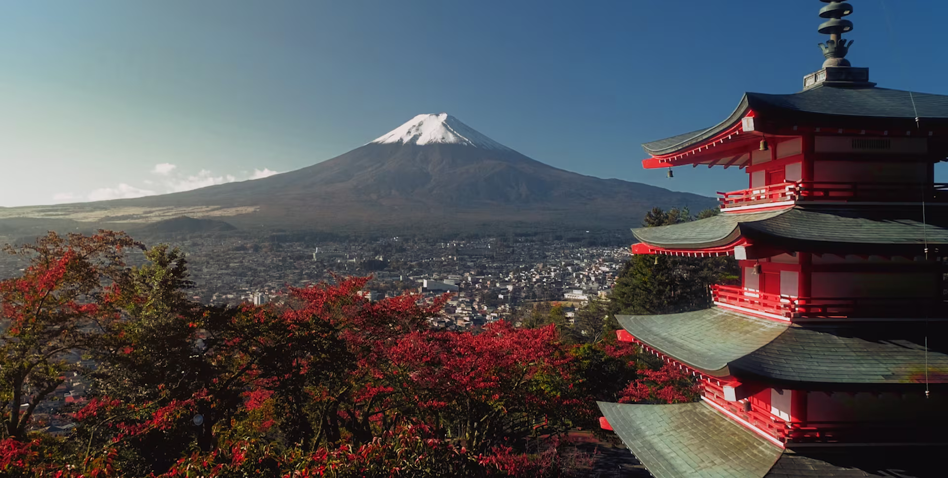 mont Fuji au sommet enneigé, arbres au feuillage rouge, temple japonais, Japon