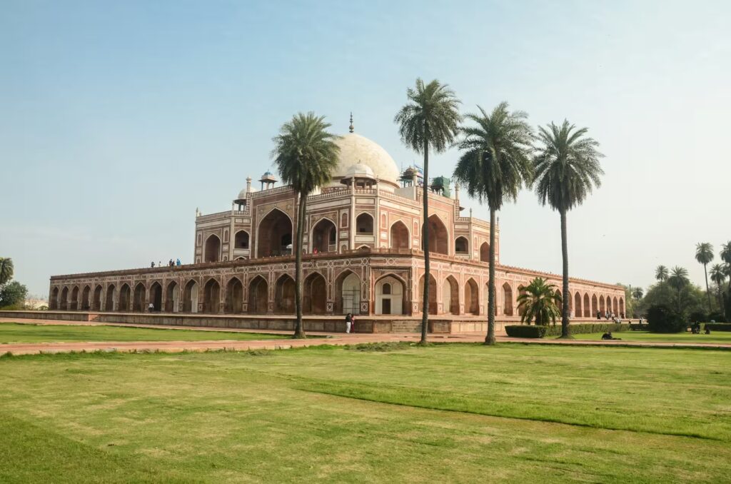 batiment architecture tombe d'Humayun entouré de jardin et de palmiers, à NewDelhi, Inde du Nord