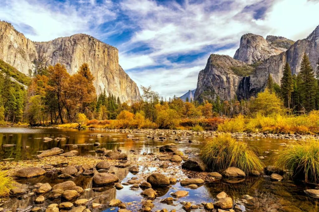 lac et rochers entourés de végétaux, d'arbres d'automne et montagnes, Yosemite, Etats-Unis