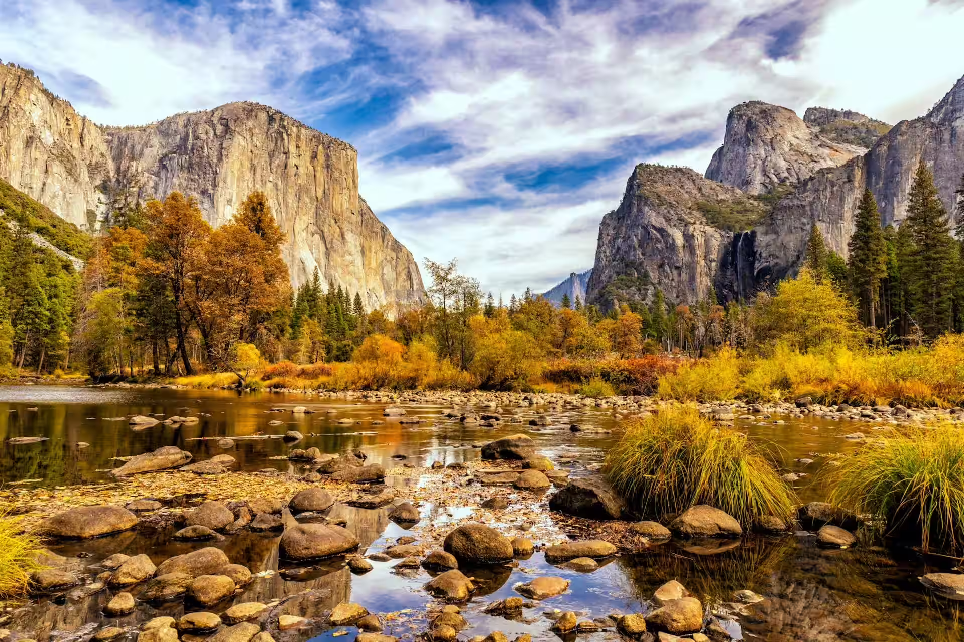 lac et rochers entourés de végétaux, d'arbres d'automne et montagnes, Yosemite, Etats-Unis