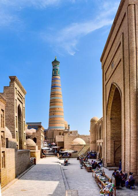 Marché extérieur devant la tour de Khiva, Samarcande, Ouzbékistan