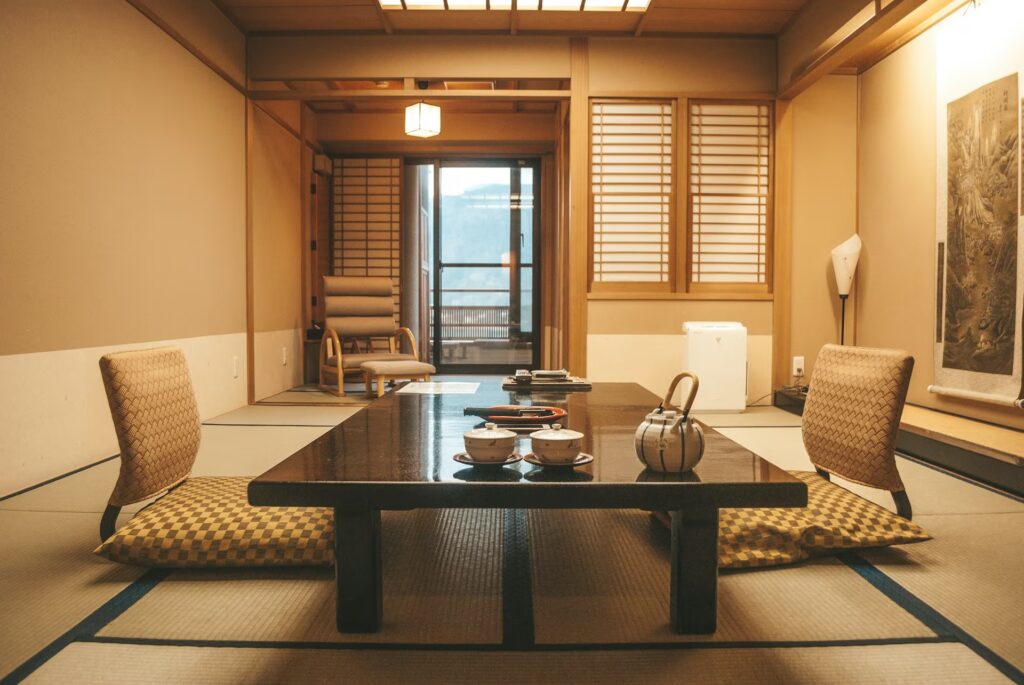 Salle à manger privée dans un ryokan japonais, avec portes coulissantes shoji et service à thé traditionnel.