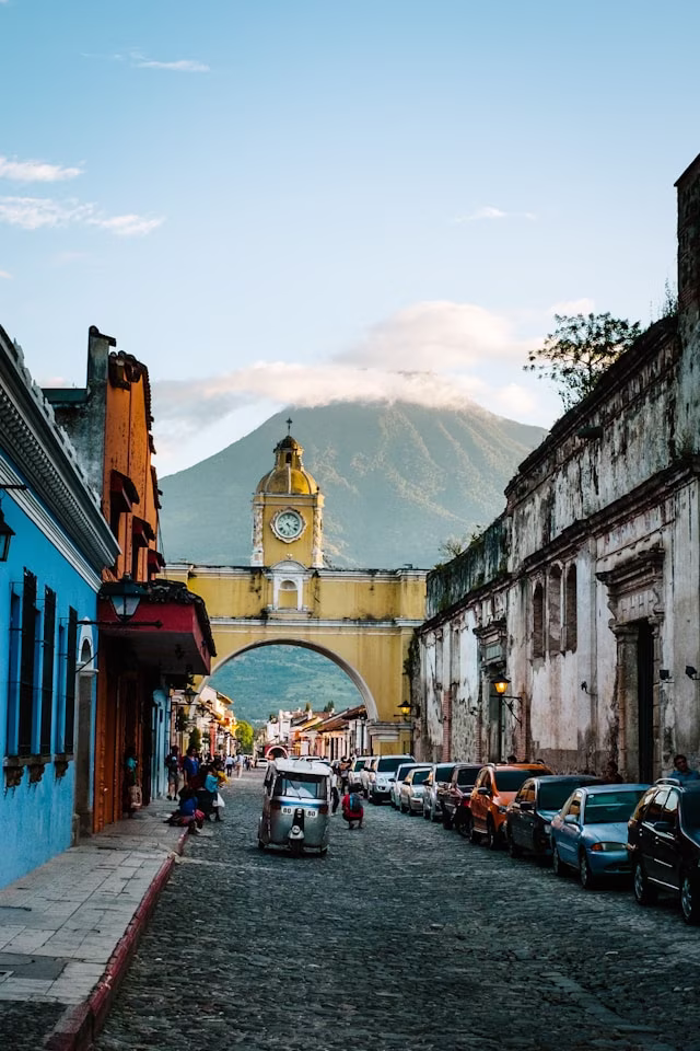 ville pavée et bâtiments de couleurs vives, Antigua, Guatemala