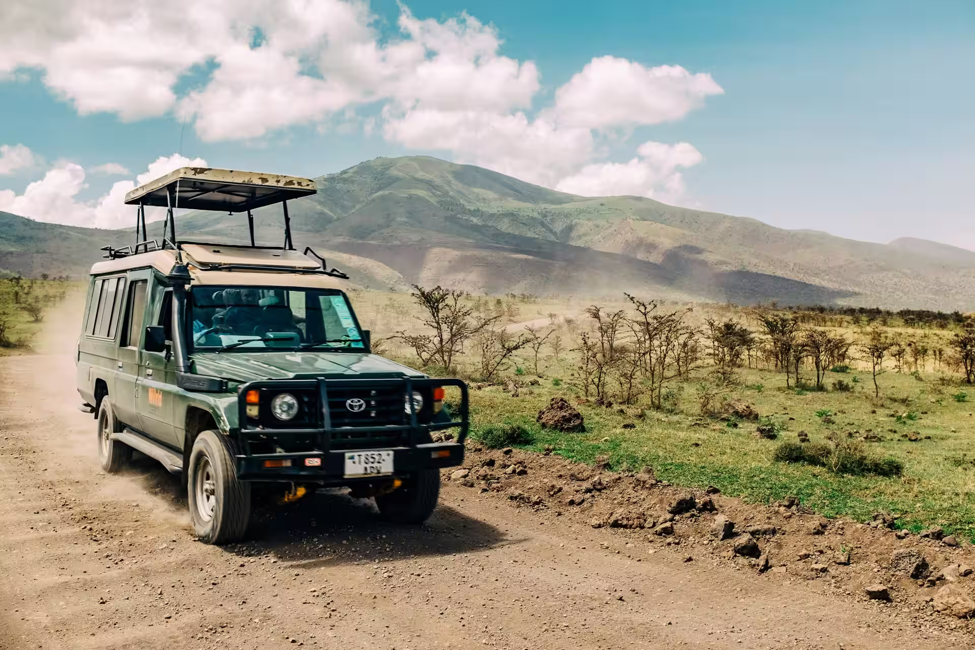 jeep en plein safari au Serengeti , Tanzanie