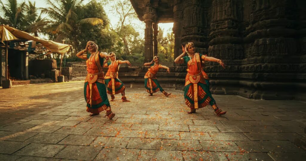 Quatre femmes en tenue traditionnelle indienne qui dansent, Inde
