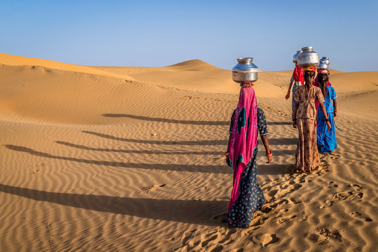 femmes indienne qui portent des casseroles sur leur têtes dans le désert du Thar, Inde