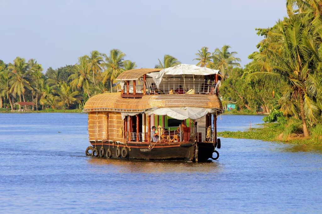 backwaters qui navigue sur l'eau, Kerala, Inde du Sud.