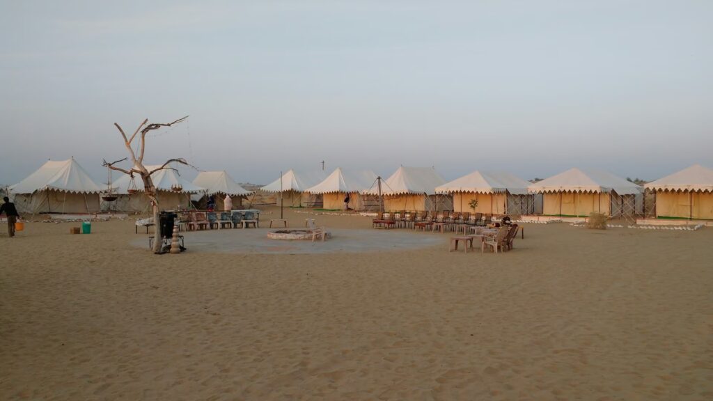 petites tentes dans le désert du Thar inde