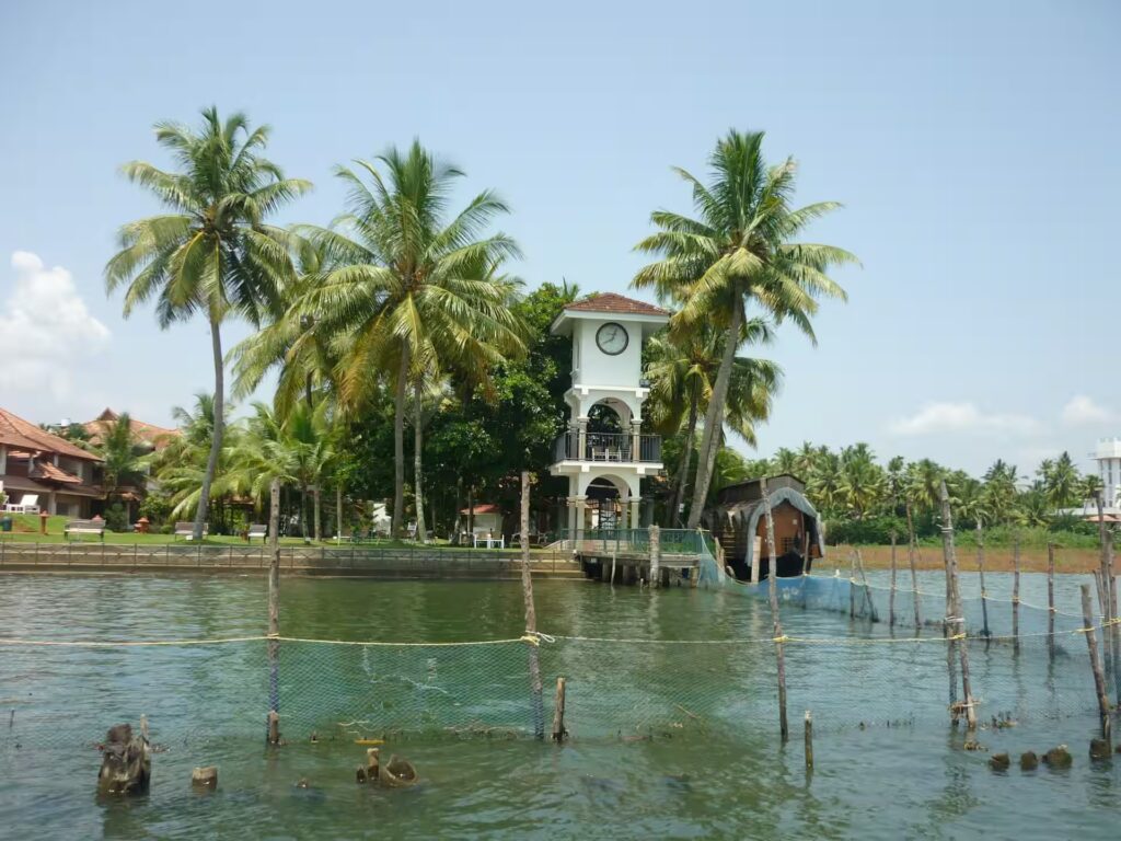 bâtiment blanc sur lac Vembanad, Kerala, Inde du Sud
