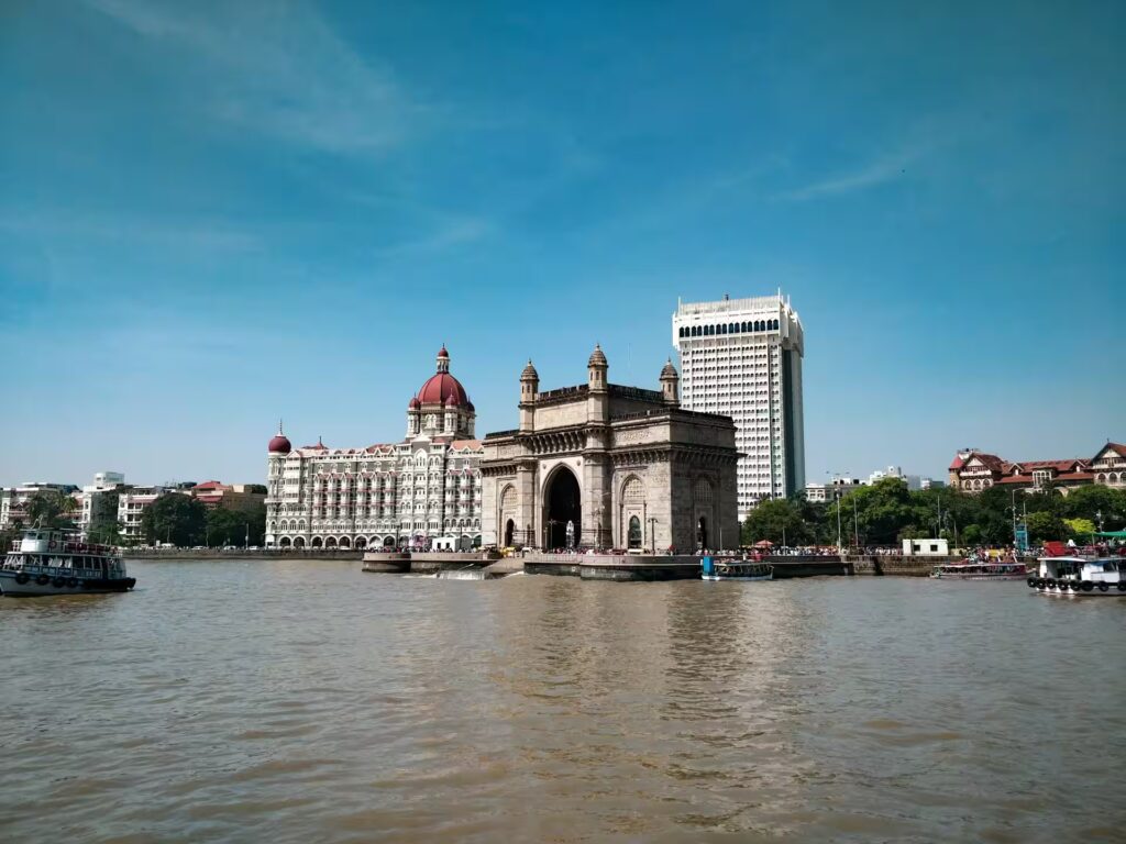 bâtiment au dessus de l'eau, Mumbai, Inde