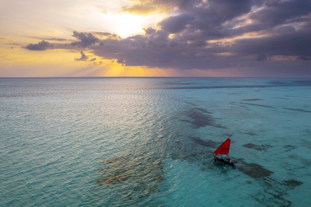 Bateau traditionnel en bois au coucher du soleil, Jambiani, Zanzibar