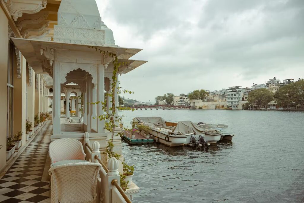 Taj Lake Palace semblant flotter sur le lac Pichola à Udaipur, Rajasthan.