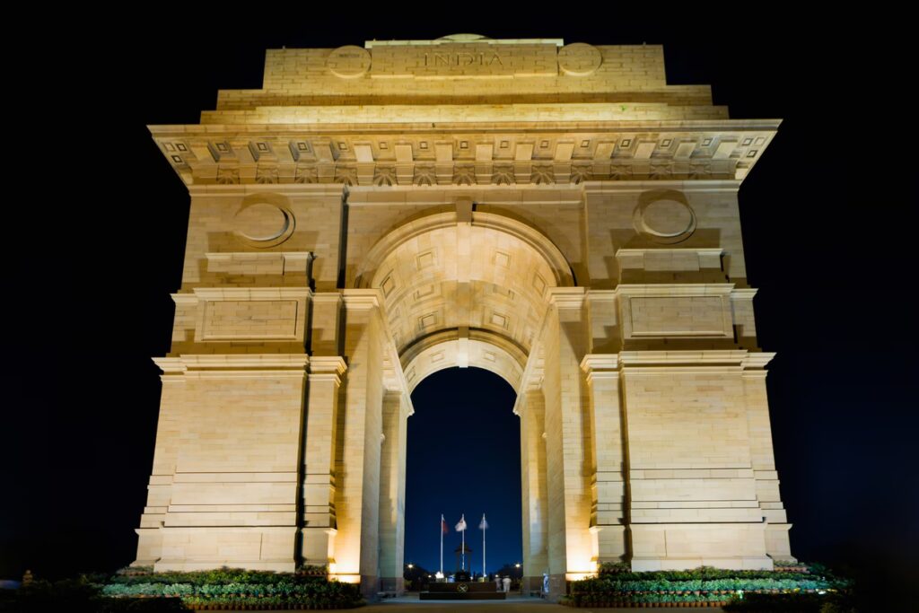 Porte de l'Inde pris en contre plongée dans la nuit, New Delhi, Inde