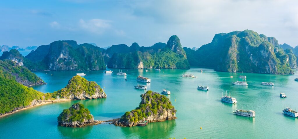 bateaux sur la baie d'halong entre les pics karstiques recouvert de végétation