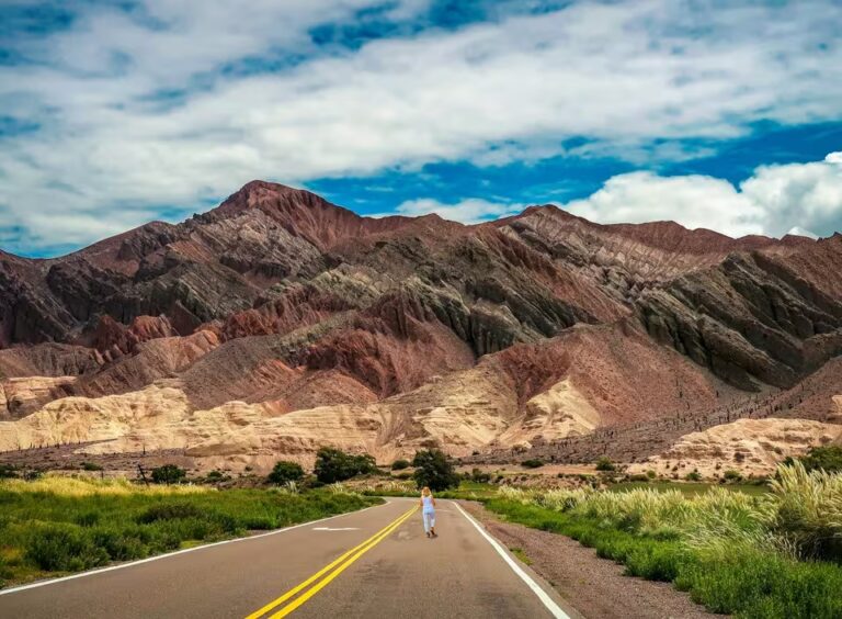 Personne sut la routes vers les montagnes de Salta, Argentine