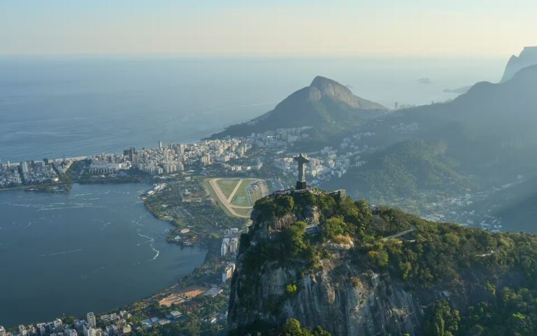 Vue aérienne du Chris rédempteur qui surplombe la ville de Rio de Janeiro