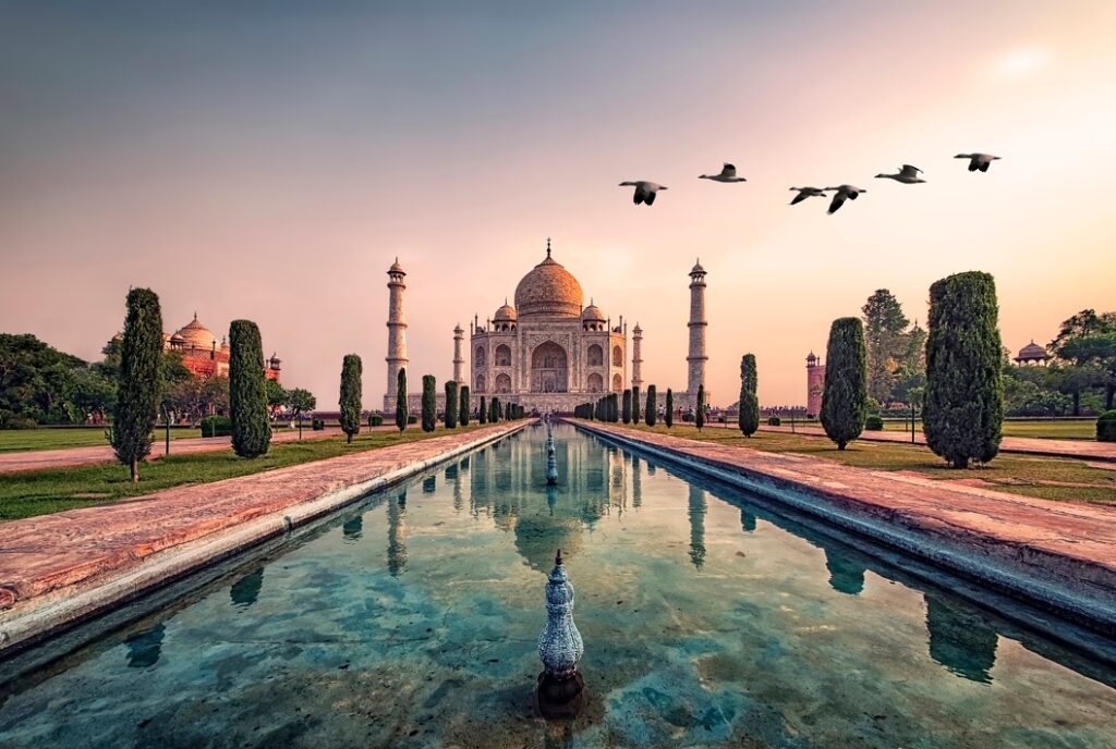 Mausolée du Taj Mahal à Agra au coucher du soleil, Inde du Nord