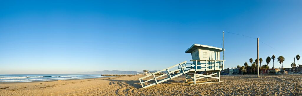 maison de sauveteur en bois turquoise sur le bord de la plage de Venice Beach sous un soleil bleu, Los Angeles, Amérique de l'ouest